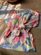 Buzo de punto fino con estampado floral multicolor, cuello redondo y mangas largas.