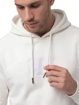 Buzo con capucha y bolsillo canguro, color blanco, con logo de la marca bordado en el pecho y puños de punto elástico.