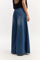 Pantalón jean súper oxford de tiro medio, color gris oscuro con efecto gastado, ajustado en la parte superior y con una apertura extra amplia hacia el ruedo.