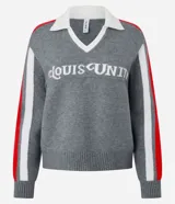 Suéter de punto color gris con cuello polo blanco y escote en V. Presenta lettering en el pecho con la frase 'ST. LOUIS UNITY' y mangas largas con franjas laterales en blanco y rojo. Cuenta con puños y ruedo acanalados.