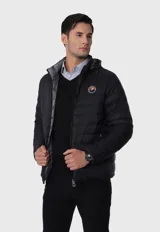 Campera acolchada negra con capucha y cierre frontal. Diseño reversible con emblema distintivo en la manga.