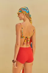Short de baño rojo de talle alto y textura acanalada, con diseño corto y ajuste fluido.