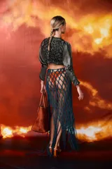 Camisa verde militar de seda con escote en V, mangas largas abullonadas y cierre frontal con lazo.