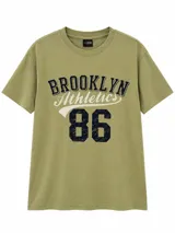 Remera verde militar de manga corta con cuello redondo y estampa frontal estilo universitario con el texto "BROOKLYN Athletics 86".