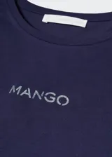 Camiseta de algodón de corte recto, con cuello redondo y manga corta. Presenta el logo de la marca estampado en el pecho.