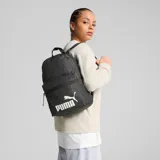 Mochila Puma color negro con diseño clásico y compacto. Cuenta con compartimento principal con cierre, bolsillo frontal con cierre y el logo de la marca estampado en blanco.