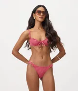 Bombacha de bikini Bossa Nossa confeccionada en microfibra con estampado de cuadros vichy en color rojo, con laterales anchos y drapeados y detalle de medallita metálica.