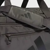 Bolso deportivo Adidas Training Defender de color gris oscuro con detalles en negro. Cuenta con un compartimento principal con cierre de doble dirección, correa ajustable y extraíble para el hombro, asas de mano y perforaciones láser para ventilación.