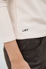 Polera de manga larga con cuello alto, confeccionada en tejido suave de viscosa con corte relajado y detalle de costura tipo collareta en la espalda.