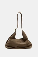 Bolso de hombro tipo maxi saca de piel color marrón verdoso, con asa de hombro ajustable con anilla metálica y cierre interno de imán.