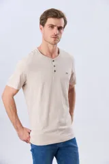 Remera básica de algodón color beige con mangas cortas, cuello redondo y cartera frontal de tres botones.
