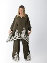 Maxi camisa color blanco de lino bordado con manga abullonada y calce amplio.