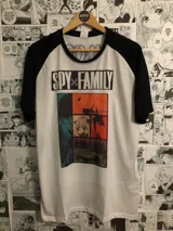 Remera blanca de poliéster con mangas raglán negras y estampado de personajes del anime Spy x Family.