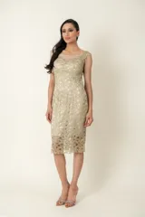 Vestido dorado de cruni con escote y espalda de tul transparente.