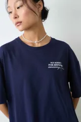 Remera de algodón gris melange con corte oversize, manga corta y estampa localizada en el frente con motivos deportivos en tonos verde y rosado.
