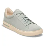 Championes Birkenstock modelo Bend Low, confeccionados en gamuza color verde salvia con detalles en beige. Presentan cordones al tono, suela de goma plana y refuerzo en el talón.
