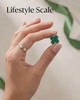 Caravanas de plata 925 con diseño de flor de cuatro pétalos, incrustada con piedra malaquita verde y borde de cuentas metálicas.