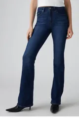 Jean de corte flare con tiro alto, confeccionado en denim azul oscuro con efecto desgastado. Presenta cierre de cremallera con botón metálico, cinco bolsillos tradicionales y costuras reforzadas.