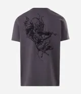 Remera gris oscuro de algodón, con cuello redondo y mangas cortas. Presenta un estampado frontal localizado con la inscripción "Avenged Sevenfold" y una calavera con alas.