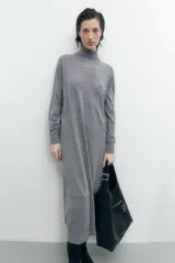 Vestido midi tejido color gris melange, con cuello alto y corte recto.