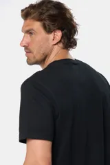 Remera básica de algodón color azul marino, de manga corta, con cuello redondo y logo bordado en el frente.