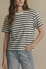 Remera de corte oversize confeccionada en algodón lavado, con diseño de rayas horizontales en color negro sobre fondo crudo, cuello redondo y mangas cortas.