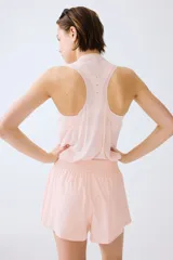 Pantalón corto de deporte de doble capa, color rosado, con corte estándar, cintura elástica fruncida y mallas interiores.