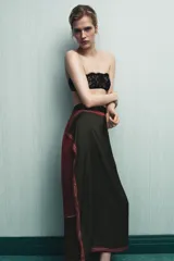 Pareo tipo pañuelo de viscosa con diseño cruzado y cierre mediante lazada en la cintura. Presenta un estampado de lunares pequeños sobre fondo bordó y un panel lateral en color verde oscuro con microestampado, ambos con bordes definidos.