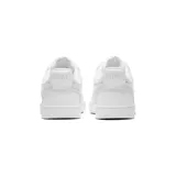 Championes Nike Court Vision Low de estilo retro inspirado en el baloncesto de los años 80. Presentan un diseño monocromático en color blanco, confeccionados con una combinación de cuero y cuero sintético, con el logo Swoosh en relieve en los laterales y suela de goma para mayor durabilidad y tracción.