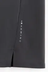 Remera deportiva para running de color gris oscuro, confeccionada en tejido técnico con tecnología DryMove. Presenta cuello redondo, mangas cortas, detalles reflectantes en los hombros y aberturas laterales en el bajo.