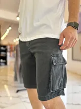 Bermuda de jean estilo cargo con bolsillos laterales con solapa y corte oversize.
