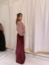 Pantalón de terciopelo color borgoña, de tiro medio y corte acampanado.