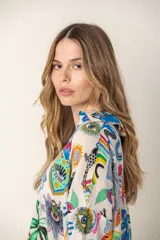Camisa larga con estampado multicolor, cuello en V y mangas largas.