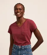 Remera azul de algodón con cuello en V y bolsillo en el pecho.