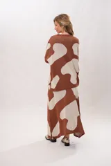 Pollera larga marrón con estampado de manchas grandes color crema, corte recto y abertura lateral.