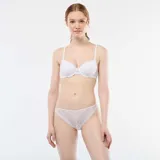 Tanga de encaje blanco con diseño floral y bordes festoneados.