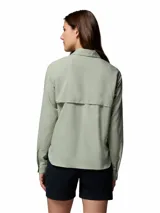 Camisa de aventura Columbia Silver Ridge Utility color verde, de manga larga con opción de enrollarse, cierre frontal de botones, cuello clásico y bolsillo en el pecho con cierre.