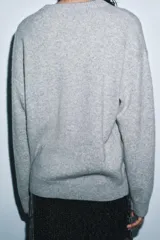 Jersey de corte oversize confeccionado en hilatura de cashmere 100%, con cuello redondo y manga larga.