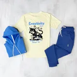 Pantalón de jogging azul con puños elásticos en los tobillos, cintura elástica con cordón ajustable y bolsillos laterales. Presenta un pequeño logo bordado en blanco en el muslo. Confeccionado en algodón sin felpa.