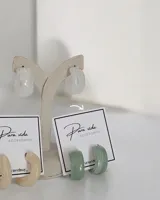 Aros tipo argolla pequeña de acrílico en color verde menta con acabado brillante.