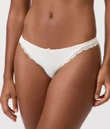 Bombacha bikini en algodón texturizado con detalles de encaje y moño frontal, diseñada para uso diario.