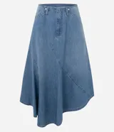 Pollera midi de jean color azul, con cintura baja, diseño asimétrico y ruedo irregular.