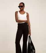 Pantalón acampanado de viscosa color marrón chocolate, con cintura alta, cierre frontal con botones y bolsillos traseros.