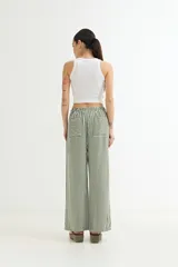 Pantalón palazzo de algodón a rayas verticales rosas y blancas, con cintura elástica ajustable con cordón.