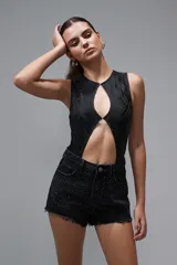 Body sin mangas de color negro con textura tipo piel de serpiente, presenta un diseño cut-out frontal con cierre de broches.