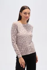 Sweater de punto con estampado animal print, cuello redondo a la base y mangas largas.
