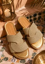 Sandalias planas Zingara de color dorado, con capellada de tiras cruzadas en tejido trenzado y plantilla metalizada.