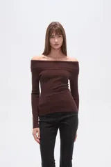 Top de manga larga confeccionado en viscosa, con diseño ajustado al cuerpo y escote recto tipo hombros caídos.