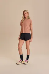 Remera deportiva verde militar de calce suelto, con mangas cortas, sisas desplazadas y abertura en la espalda. Confeccionada en tejido liviano y respirable con tecnología Quick Dry y Easy Care.