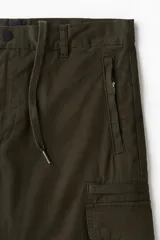Pantalón cargo de sarga de algodón en color verde militar, con corte regular fit, múltiples bolsillos laterales con solapa y cierre de botón a presión.